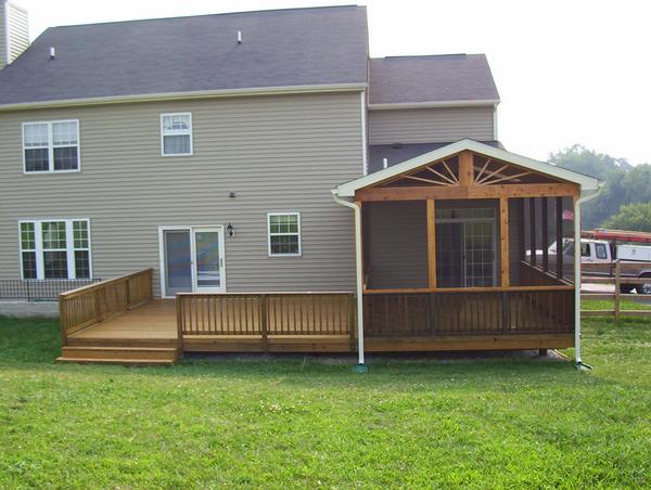 Custom wooden deck and screenroom built by Nevins Construction in Butler MD