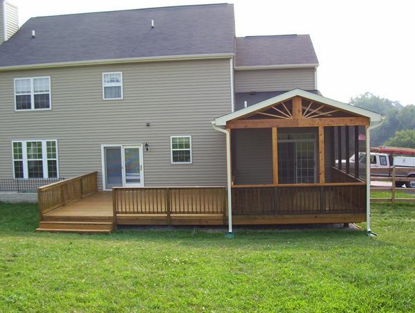 Nevins Construction built this wooden deck and screen room near Catonsville.